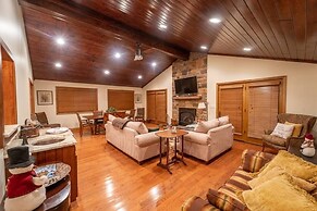 Champion Charmer Spacious Backyard W/ Grill 3 Bedroom Home