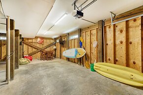 Beach Bliss: 4br Beach Access Kayak Wi-fi 4 Bedroom Home by RedAwning