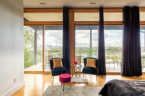 Best Views In Nashville / Massive Rooms 4 Bedroom Home by RedAwning