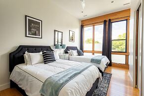 Best Views In Nashville / Massive Rooms 4 Bedroom Home by RedAwning