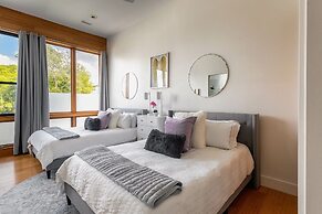 Best Views In Nashville / Massive Rooms 4 Bedroom Home by RedAwning