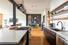 Best Views In Nashville / Massive Rooms 4 Bedroom Home by RedAwning