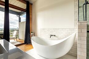 Best Views In Nashville / Massive Rooms 4 Bedroom Home by RedAwning