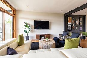 Best Views In Nashville / Massive Rooms 4 Bedroom Home by RedAwning