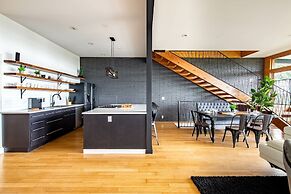 Best Views In Nashville / Massive Rooms 4 Bedroom Home by RedAwning