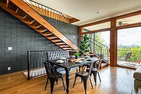 Best Views In Nashville / Massive Rooms 4 Bedroom Home by RedAwning