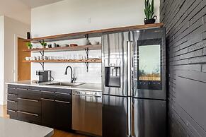 Best Views In Nashville / Massive Rooms 4 Bedroom Home by RedAwning