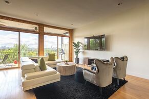 Best Views In Nashville / Massive Rooms 4 Bedroom Home by RedAwning