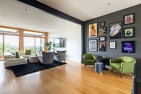 Best Views In Nashville / Massive Rooms 4 Bedroom Home by RedAwning