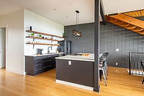 Best Views In Nashville / Massive Rooms 4 Bedroom Home by RedAwning