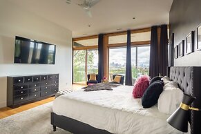 Best Views In Nashville / Massive Rooms 4 Bedroom Home by RedAwning
