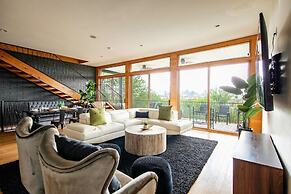 Best Views In Nashville / Massive Rooms 4 Bedroom Home by RedAwning