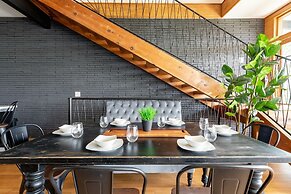 Best Views In Nashville / Massive Rooms 4 Bedroom Home by RedAwning