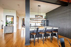 Best Views In Nashville / Massive Rooms 4 Bedroom Home by RedAwning