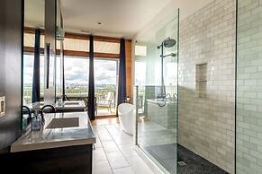 Best Views In Nashville / Massive Rooms 4 Bedroom Home by RedAwning