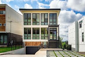 Best Views In Nashville / Massive Rooms 4 Bedroom Home by RedAwning