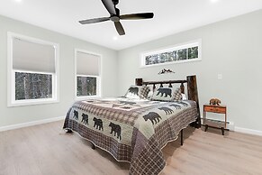 Unwind At Our Beautiful Sanctuary Scenic Views 3 Bedroom Home by RedAw
