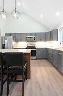 Unwind At Our Beautiful Sanctuary Scenic Views 3 Bedroom Home by RedAw