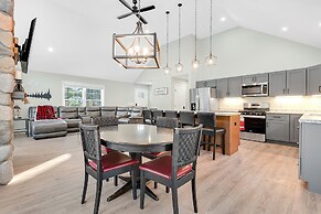 Unwind At Our Beautiful Sanctuary Scenic Views 3 Bedroom Home by RedAw