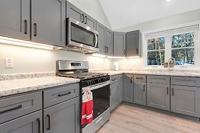 Unwind At Our Beautiful Sanctuary Scenic Views 3 Bedroom Home by RedAw