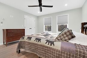 Unwind At Our Beautiful Sanctuary Scenic Views 3 Bedroom Home by RedAw