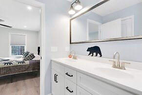 Unwind At Our Beautiful Sanctuary Scenic Views 3 Bedroom Home by RedAw