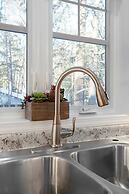 Unwind At Our Beautiful Sanctuary Scenic Views 3 Bedroom Home by RedAw