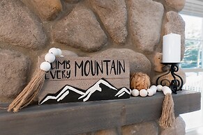 Unwind At Our Beautiful Sanctuary Scenic Views 3 Bedroom Home by RedAw