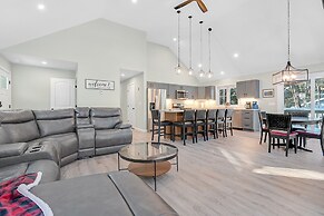 Unwind At Our Beautiful Sanctuary Scenic Views 3 Bedroom Home by RedAw