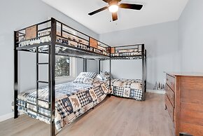 Unwind At Our Beautiful Sanctuary Scenic Views 3 Bedroom Home by RedAw