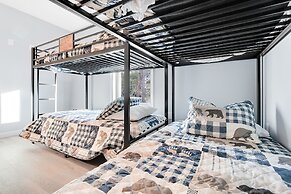 Unwind At Our Beautiful Sanctuary Scenic Views 3 Bedroom Home by RedAw