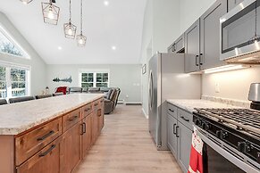 Unwind At Our Beautiful Sanctuary Scenic Views 3 Bedroom Home by RedAw