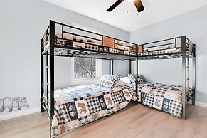 Unwind At Our Beautiful Sanctuary Scenic Views 3 Bedroom Home by RedAw