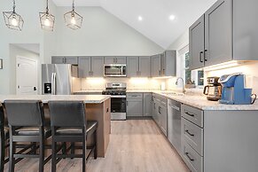 Unwind At Our Beautiful Sanctuary Scenic Views 3 Bedroom Home by RedAw
