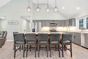Unwind At Our Beautiful Sanctuary Scenic Views 3 Bedroom Home by RedAw