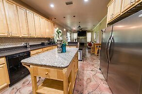 Chic Renovated Oasis: Disney & Universal Nearby 4 Bedroom Home by RedA