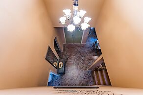 Chic Renovated Oasis: Disney & Universal Nearby 4 Bedroom Home by RedA