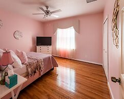 Chic Renovated Oasis: Disney & Universal Nearby 4 Bedroom Home by RedA