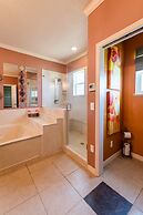 Chic Renovated Oasis: Disney & Universal Nearby 4 Bedroom Home by RedA