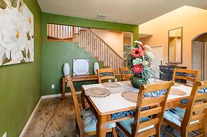 Chic Renovated Oasis: Disney & Universal Nearby 4 Bedroom Home by RedA
