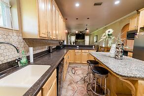 Chic Renovated Oasis: Disney & Universal Nearby 4 Bedroom Home by RedA