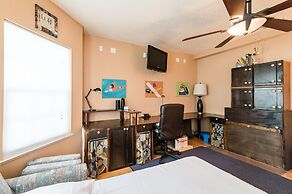 Chic Renovated Oasis: Disney & Universal Nearby 4 Bedroom Home by RedA