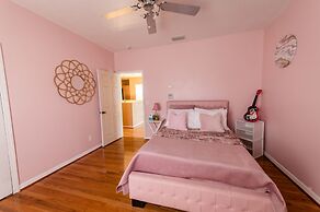 Chic Renovated Oasis: Disney & Universal Nearby 4 Bedroom Home by RedA