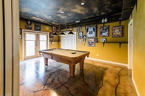 Chic Renovated Oasis: Disney & Universal Nearby 4 Bedroom Home by RedA