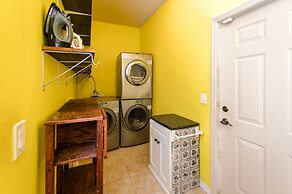 Chic Renovated Oasis: Disney & Universal Nearby 4 Bedroom Home by RedA