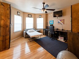 Chic Renovated Oasis: Disney & Universal Nearby 4 Bedroom Home by RedA