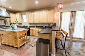 Chic Renovated Oasis: Disney & Universal Nearby 4 Bedroom Home by RedA