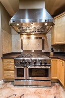 Chic Renovated Oasis: Disney & Universal Nearby 4 Bedroom Home by RedA