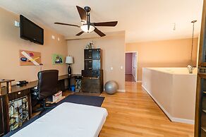 Chic Renovated Oasis: Disney & Universal Nearby 4 Bedroom Home by RedA