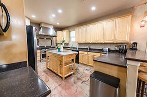 Chic Renovated Oasis: Disney & Universal Nearby 4 Bedroom Home by RedA